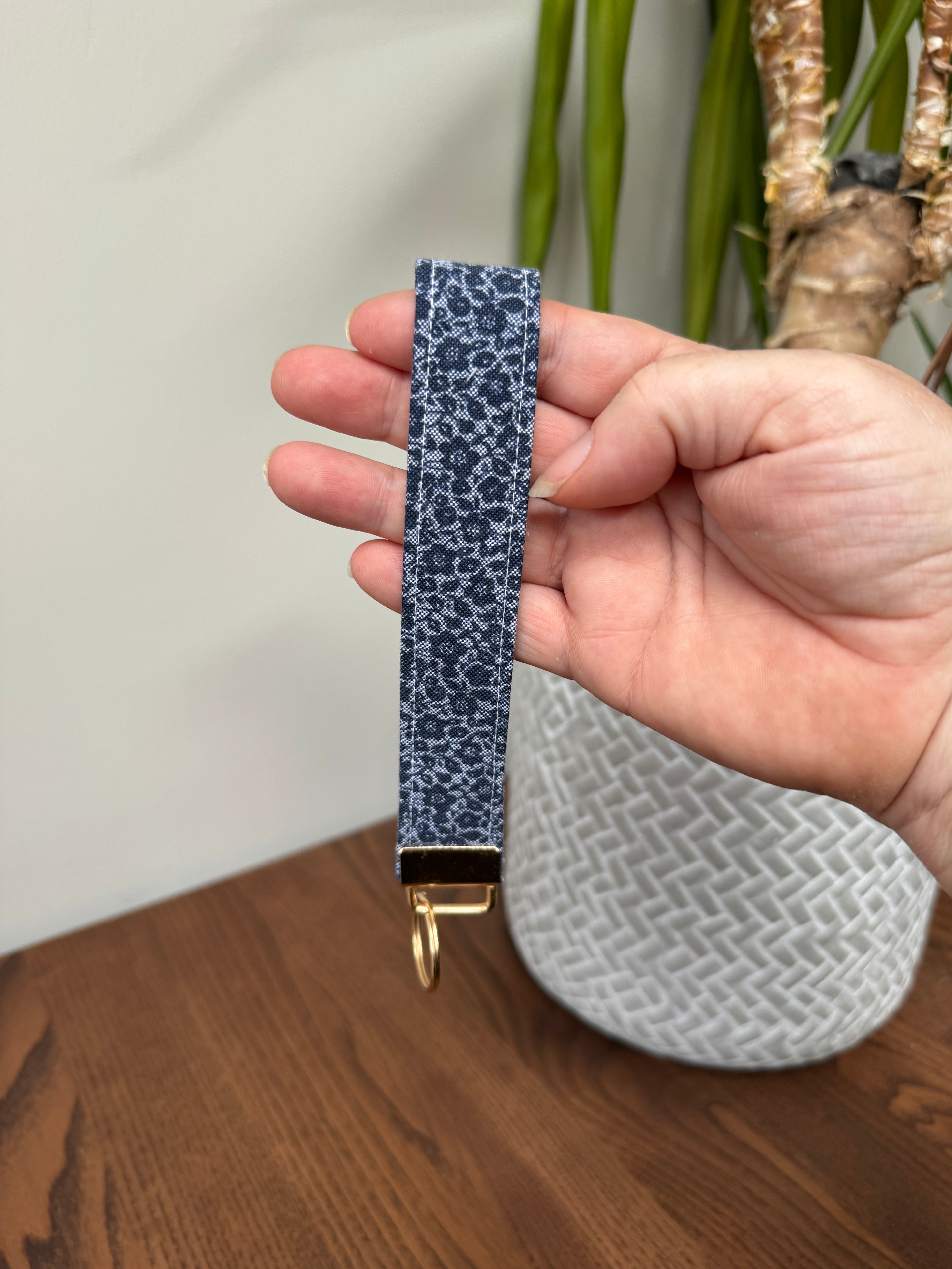 Keychain Wrislet - Navy Florals
