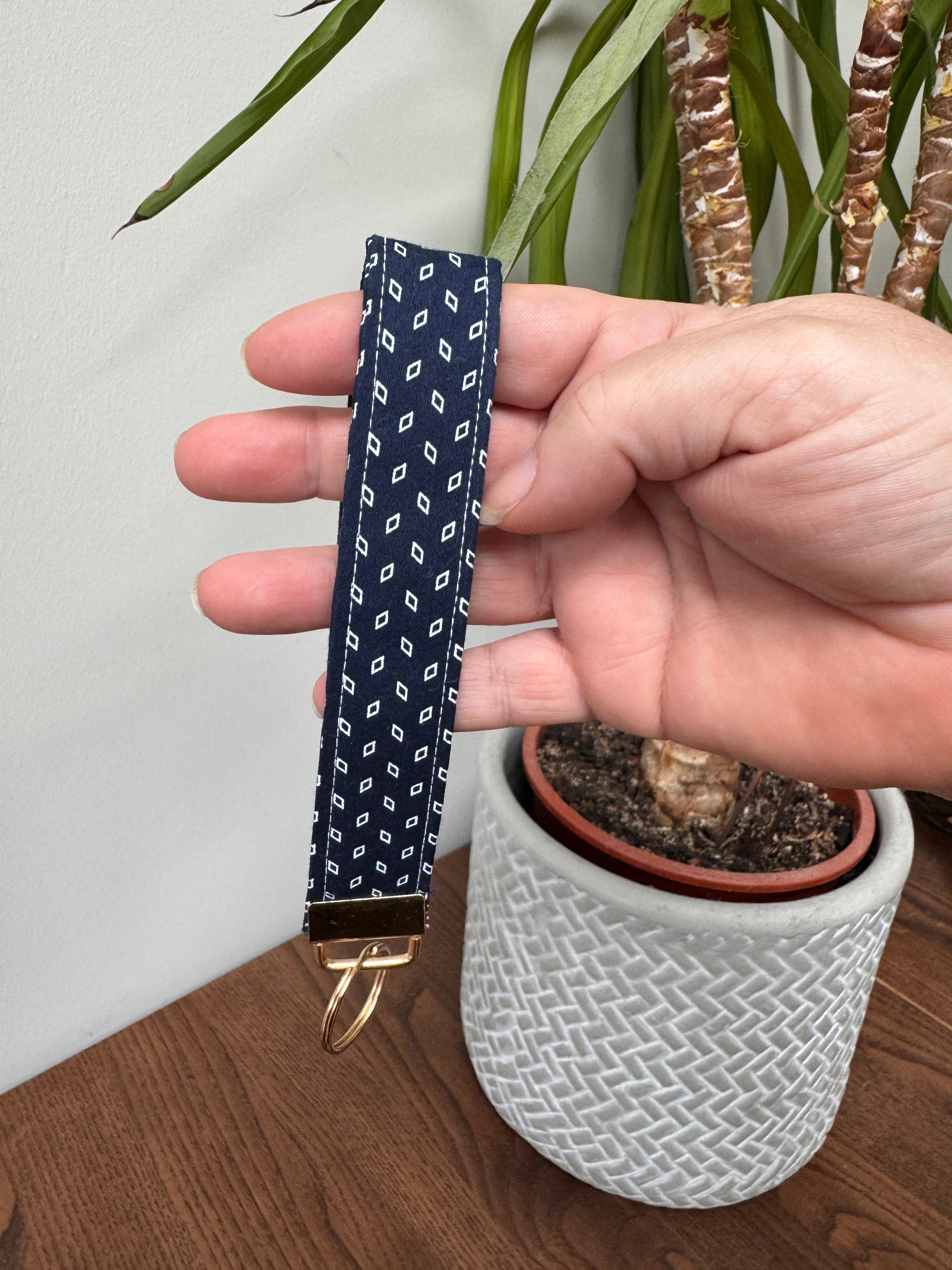 Keychain Wrislet - Navy with White Diamonds